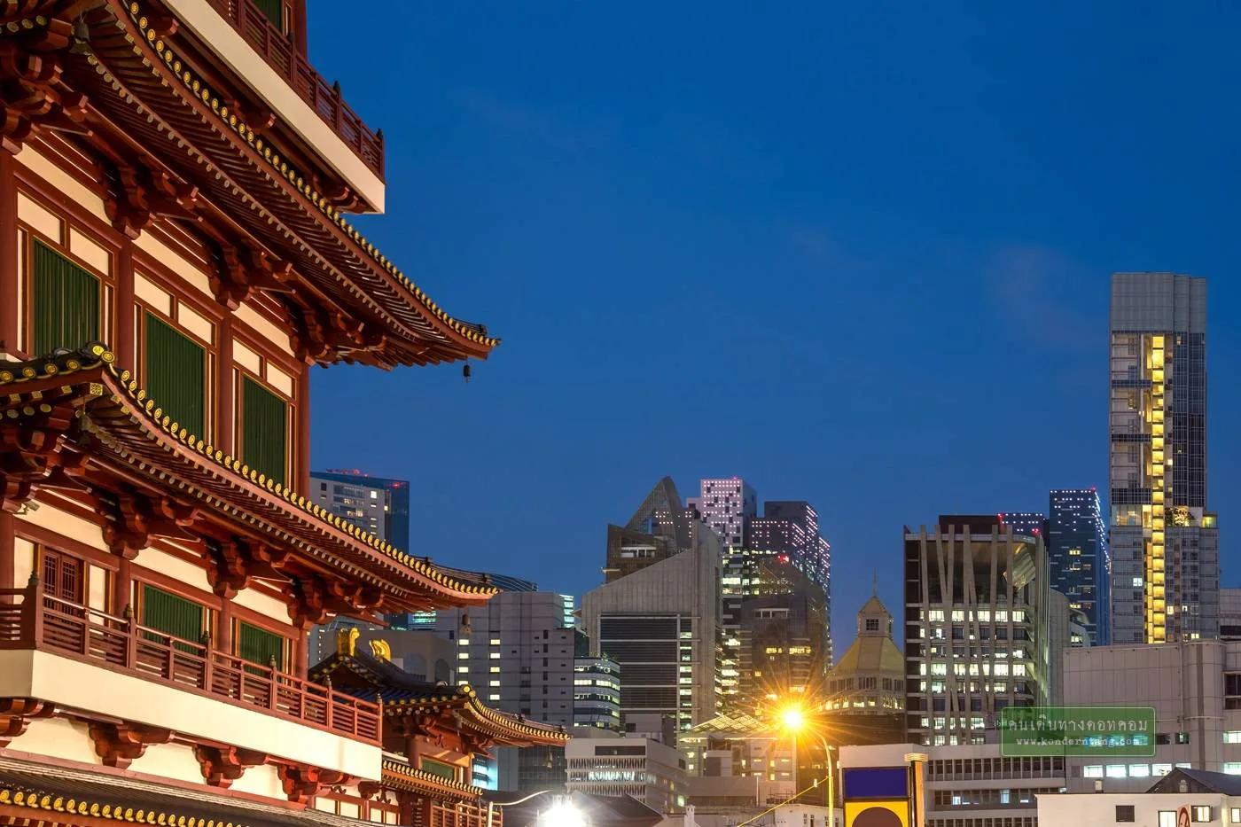 10 สถานที่ท่องเที่ยวยอดฮิตในสิงคโปร์ 10 นมัสการ วัดพระเขี้ยวแก้ว