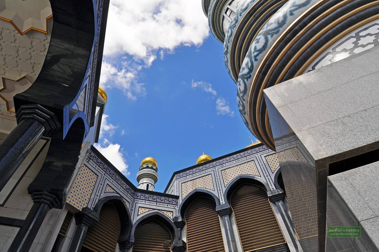 อลังการชมความงามของมัสยิดทองคำ