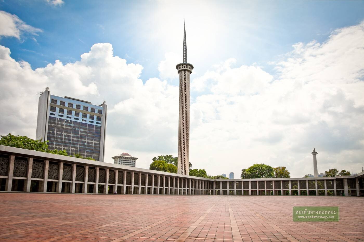 เยี่ยมชมความยิ่งใหญ่ของมัสยิดอิสติกลัล ประเทศอินโดนีเซีย