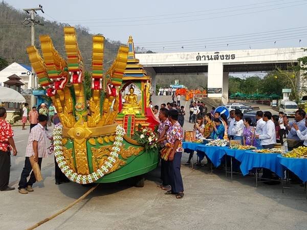 ตักบาตรพระสองแผ่นดิน ด่านสิงขร ประจวบคีรีขันธ์