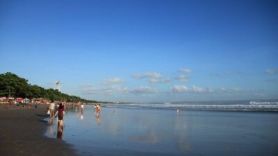 เดินเล่นที่ ชายหาดคูตา