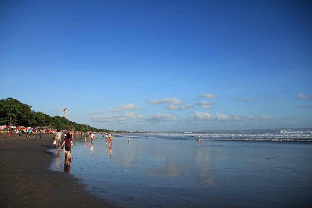 เดินเล่นหย่อนใจที่ชายหาดคูตา (Kuta beach) อินโดนีเซีย 