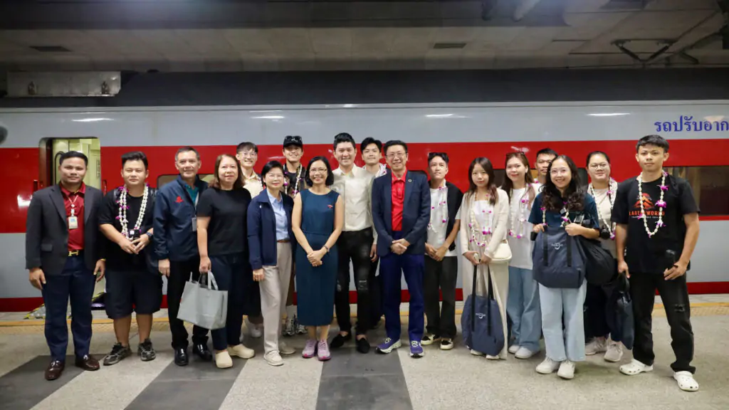 ททท. ต้อนรับนักท่องเที่ยวชาวลาวบนรถไฟทดลองเต็มรูปแบบจากเวียงจันทน์สู่กรุงเทพฯ 2 ททท. ต้อนรับนักท่องเที่ยวชาวลาวบนรถไฟทดลองเต็มรูปแบบจากเวียงจันทน์สู่กรุงเทพฯ